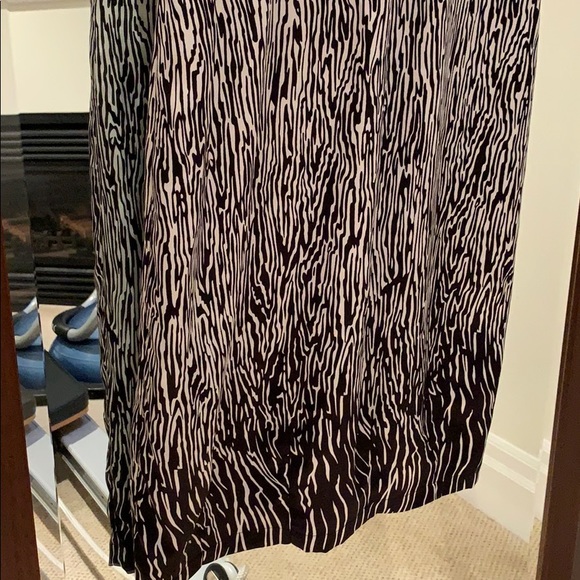 Silky feel  lined zebra print dress size 2 Danier - Picture 4 of 10